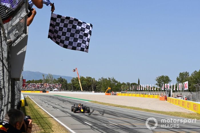 Max Verstappen, Red Bull Racing RB18, 1ª posición, toma la bandera a cuadros 