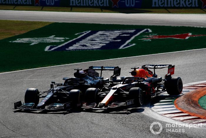 Lewis Hamilton, Mercedes W12, y Max Verstappen, Red Bull Racing RB16B chocan durante la carrera