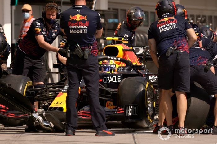 Sergio Pérez, Red Bull Racing RB16B, en boxes