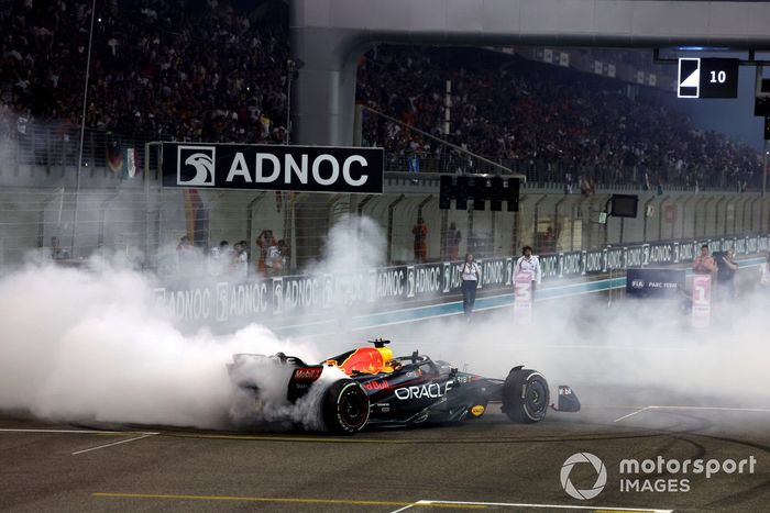 Max Verstappen, Red Bull Racing RB18, 1ª posición, realiza donuts en la parrilla al final de la carrera