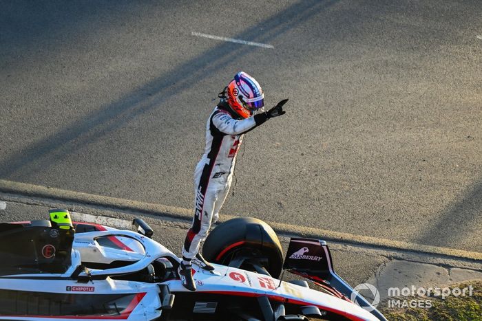 Nico Hulkenberg, Haas VF-23, se detiene y baja de su coche al final de la carrera.