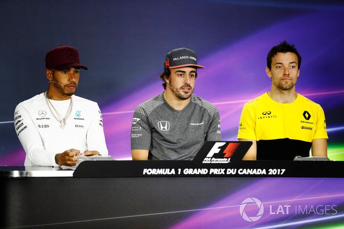 Lewis Hamilton, Mercedes AMG F1, junto a Fernando Alonso, McLaren, Jolyon Palmer, Renault Sport F1 Team