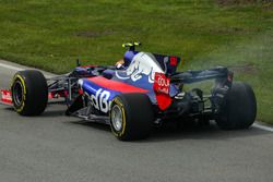 Carlos Sainz Jr., Scuderia Toro Rosso STR12 detenido en la pista