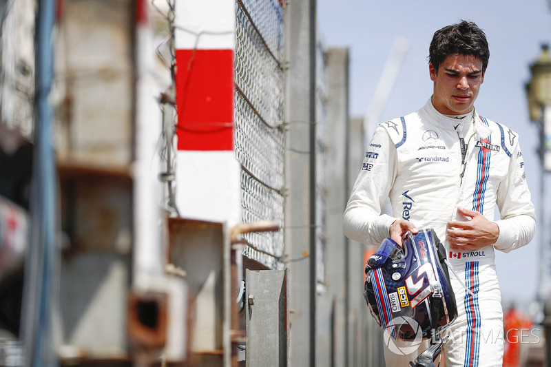 Lance Stroll, Williams, regresa a los pits después del choque