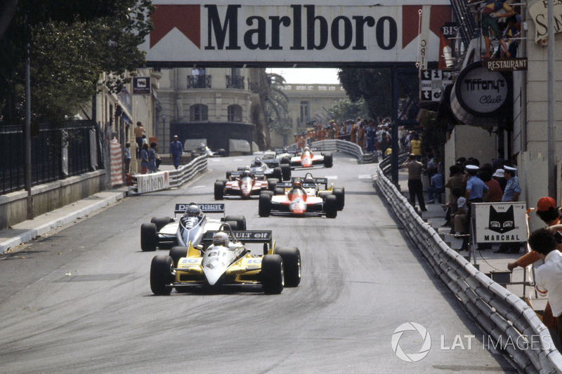 Rene Arnoux, Renault RE30B devant Riccardo Patrese, Brabham BT49D-Ford Cosworth, Bruno Giacomelli, Alfa Romeo 182, Alain Prost, Renault RE30B et Didier Pironi, Ferrari 126C2