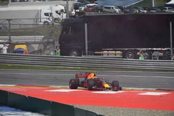 Max Verstappen, Red Bull Racing RB13 choca con otro auto