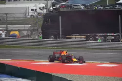 Max Verstappen, Red Bull Racing RB13 choca con otro auto