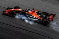 Fernando Alonso, McLaren MCL32 locks up
