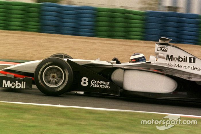 McLaren en el Gran Premio de Francia de 1998: aquí el equipo simplemente quitó el logo de West de los pontones laterales
