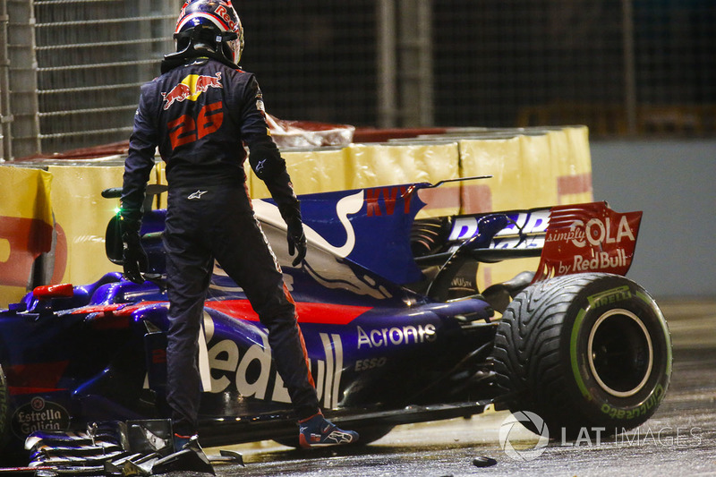 Daniil Kvyat, Scuderia Toro Rosso, sort de sa voiture après un accident