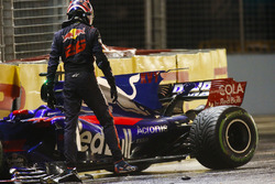 Temporada 2017 F1-singapore-gp-2017-daniil-kvyat-scuderia-toro-rosso-climbs-out-of-his-car-after-crashing