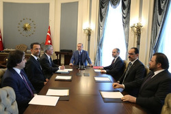 Recep Tayyip Erdoğan, le président de la Turquie, reçoit Chase Carey, le directeur général de la F1, dans le Complexe Présidentiel
