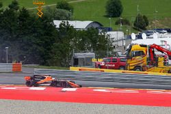 Fernando Alonso, McLaren MCL32,  después de un golpe   con daño a su coche