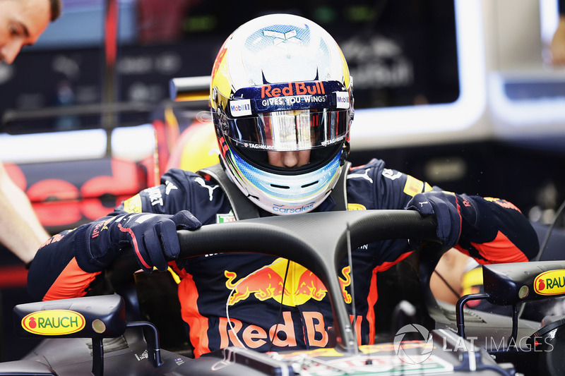 Daniel Ricciardo, Red Bull Racing RB13, entre dans son cockpit avec le Halo