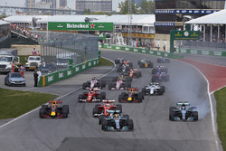Start: Lewis Hamilton, Mercedes AMG F1 W08, Valtteri Bottas, Mercedes AMG F1 W08