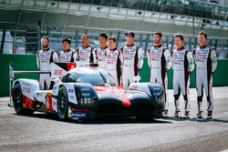 La nouvelle Toyota Gazoo Racing Toyota TS050 Hybrid et les pilotes : Anthony Davidson, Nicolas Lapierre, Kazuki Nakajima, Mike Conway, Kamui Kobayashi, Yuji Kunimoto, Jose Maria Lopez, Sébastien Buemi, Stéphane Sarrazin