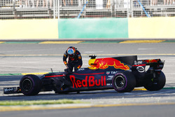 Daniel Ricciardo, Red Bull Racing RB13, est applaudi par le public après son abandon