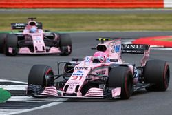 Esteban Ocon, Sahara Force India F1 VJM10, Sergio Perez, Sahara Force India F1 VJM10