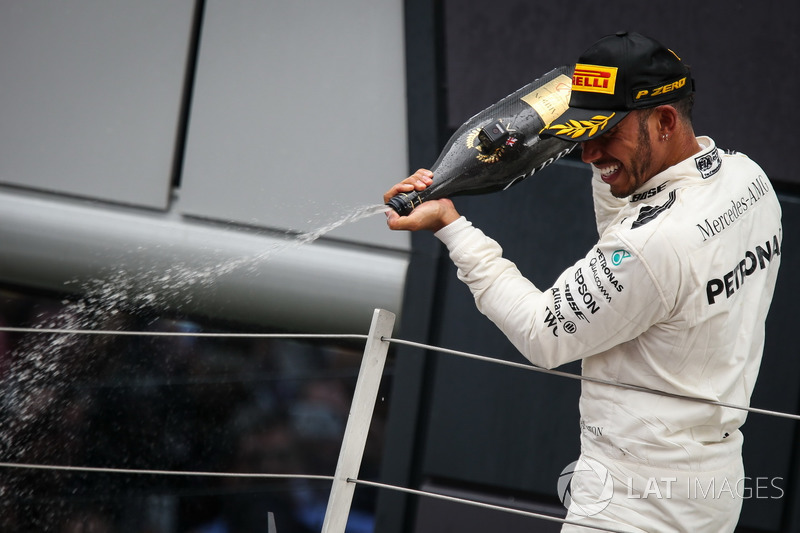 Ganador de la carrera Lewis Hamilton, Mercedes AMG F1 que se celebra en el podio