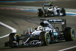 Льюїс Хемілтон, Mercedes AMG F1 W07 Hybrid випереджає Ніко Росберга, Mercedes AMG F1 W07 Hybrid
