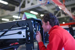 Les mécaniciens Mahindra Racing au travail