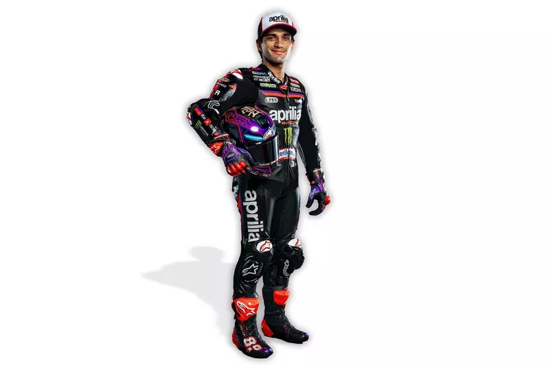 Jorge Martin avec sa combinaison aux couleurs d'Aprilia et Monster