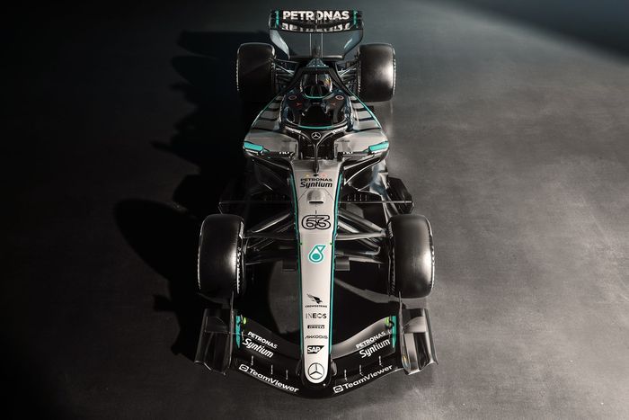 Mercedes W17 con los colores del equipo