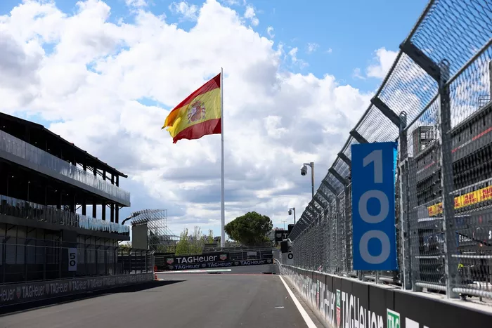 Una bandera española ondea sobre el circuito