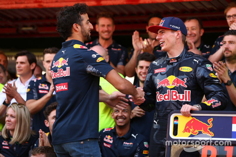 Ganador de la carrera Max Verstappen, Red Bull Racing celebra con el equipo y Daniel Ricciardo, Red Bull Racing