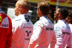 Ніко Росберг, Mercedes AMG F1 та Льюїс Хемілтон Mercedes AMG F1 на старті слухають національний гімн