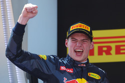 Победитель гонки - Макс Ферстаппен, Red Bull Racing празднует на подиуме
