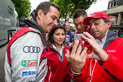 Audi Sport Team Joest: Benoit Tréluyer, race engineer Leena Gade and Andre Lotterer try a selfie