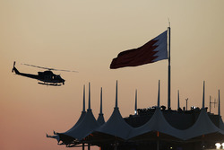 Ein Hubschrauber im Gegenlicht des Sonnenuntergangs