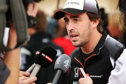 Fernando Alonso, McLaren, im Gespräch mit der Presse