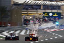 Romain Grosjean, Haas F1 Team VF-16 y Daniil Kvyat, Red Bull Racing RB12 sacando chsipas