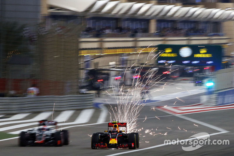 Romain Grosjean, Haas F1 Team VF-16 and Daniil Kvyat, Red Bull Racing RB12 send sparks flying