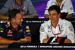 Christian Horner, teambaas Red Bull Racing en Toto Wolff, teambaas Mercedes AMG F1 in de persconfere