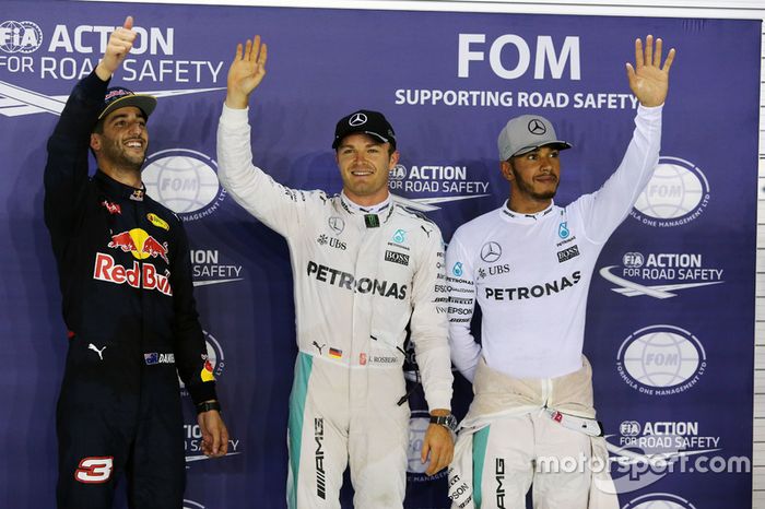 Se Daniel Ricciardo aparece na foto dos três primeiros e ao seu lado só tem piloto da Mercedes, significa que o australiano marcou mais um ponto sobre Max Verstappen na Red Bull: 9 a 2 para ele.