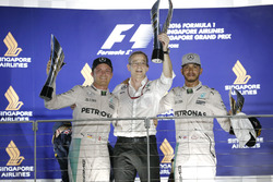 Нико Росберг, Mercedes AMG F1 W07 Hybrid и Льюис Хэмилтон, Mercedes AMG F1
