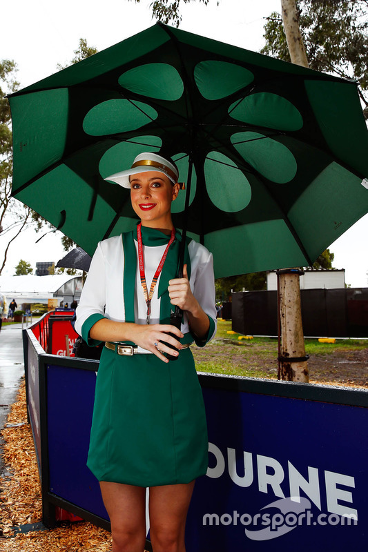Modelo representando a Rolex se protege da chuva