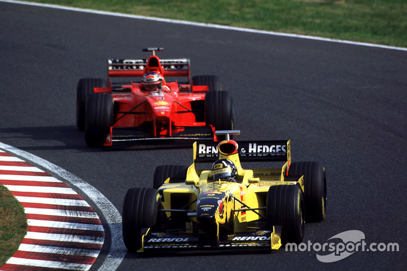 Damon Hill, Jordan devant Michael Schumacher, Ferrari