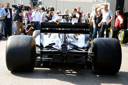 Pirelli zeigt eine Designstudie für ein Formel-1-Auto 2017 mit neuen Reifen