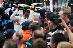 Race winner Lewis Hamilton, Mercedes AMG F1 celebrates with the champagne with the team