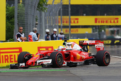 Sebastian Vettel, Ferrari SF16-H con l'ala anteriore rotta