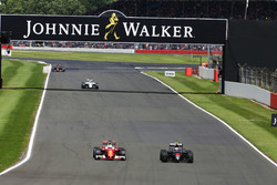 Sebastian Vettel, Ferrari SF16-H y Jenson Button, McLaren MP4-31 luchan por la posición