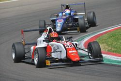 Артем Петров, DR Formula впереди Яна Шлома, RB Racing