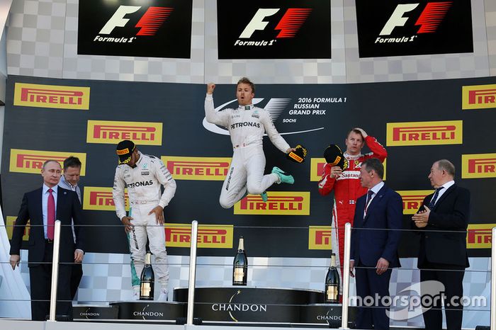 Nico Rosberg, Lewis Hamilton y Kimi Raikkonen en el podio del GP de Rusia