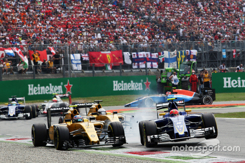 7. Accidente con Jolyon Palmer, Renault Sport F1 Team RS16 y Felipe Nasr, Sauber C35