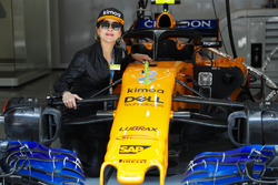 L'actrice Carina Lau dans le garage McLaren