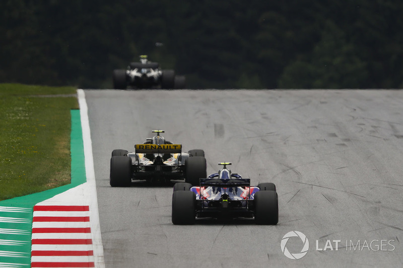 Carlos Sainz Jr., Renault Sport F1 Team R.S. 18, y Pierre Gasly, Toro Rosso STR13